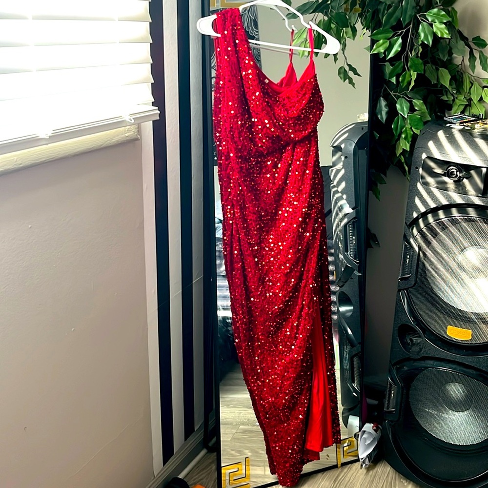 Red evening gown size xl (12/14) worn once, in perfect condition.